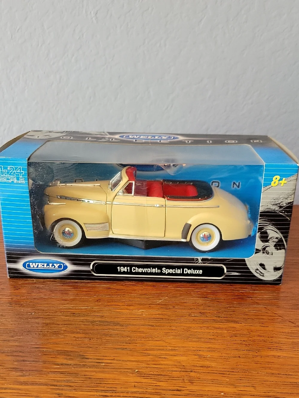 1941 Chevrolet Special Deluxe Die-Cast Convertible By Welly